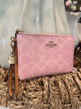 💗Coach Power Pink WRISTLET